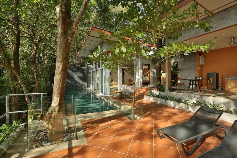 Hotel Ambong Pool Villas