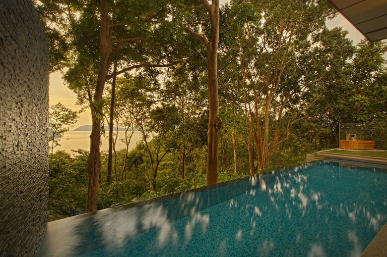 Hotel Ambong Pool Villas