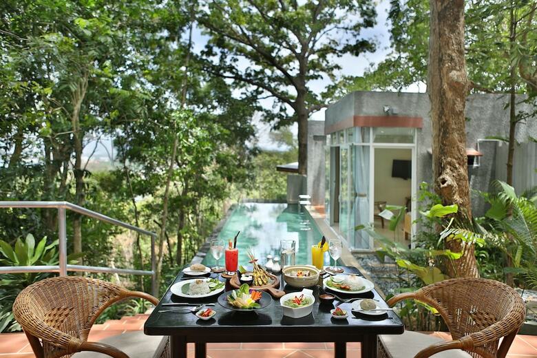 Hotel Ambong Pool Villas