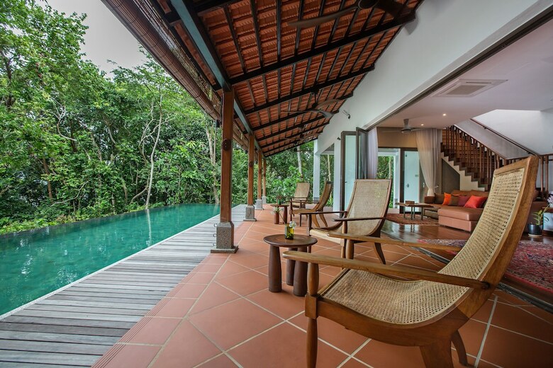 Hotel Ambong Pool Villas