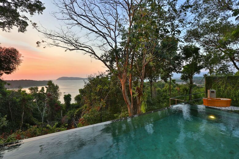 Hotel Ambong Pool Villas