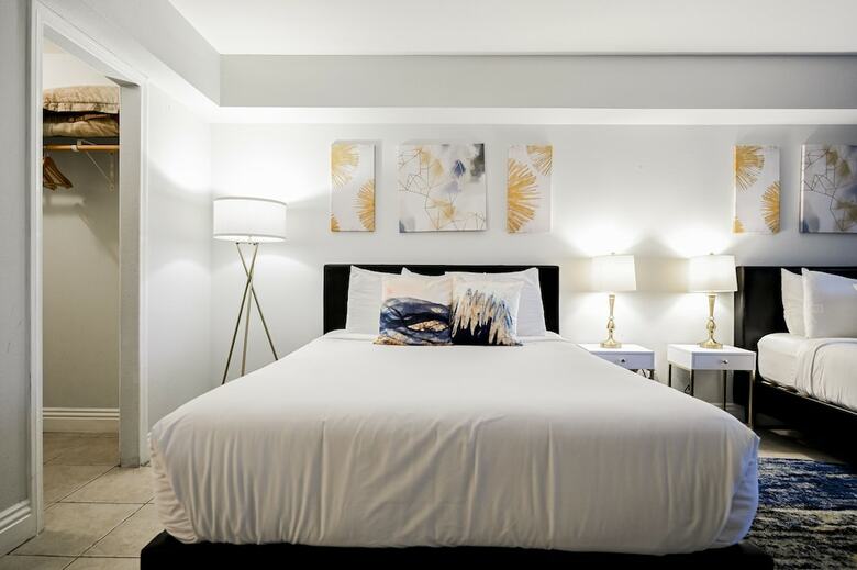 Stripviewsuites At Jockey Club