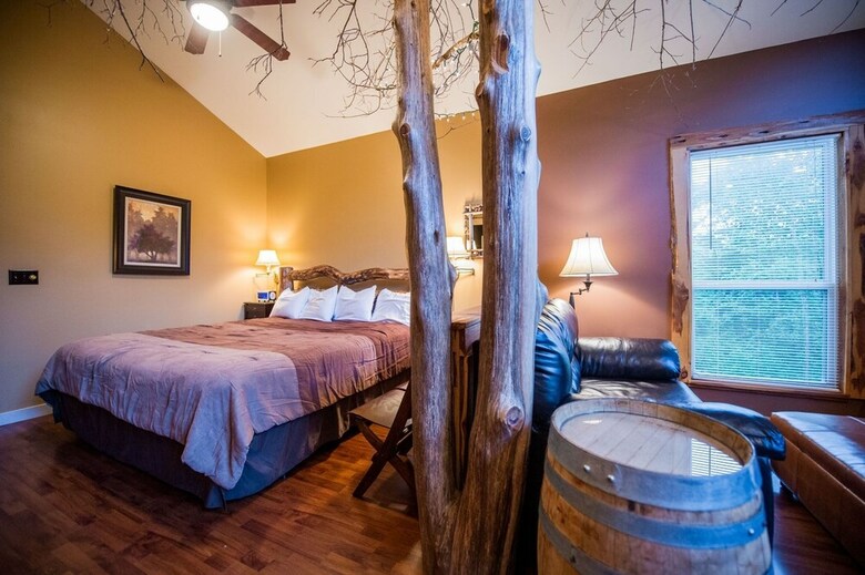 Oak Crest Cottages & Treehouses