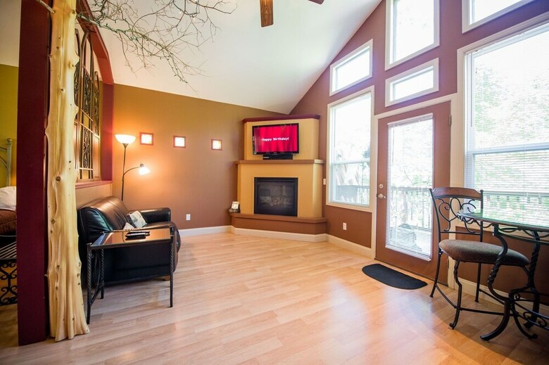 Oak Crest Cottages & Treehouses
