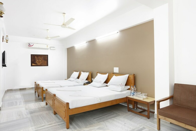 Sri Aarvee Hotels
