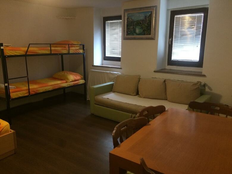 Hostal Haris Youth Hostel