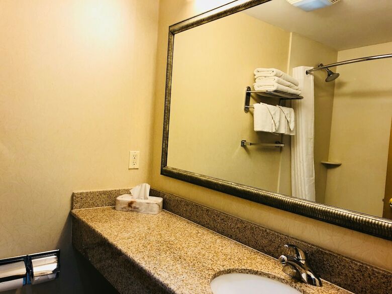 Hotel Queens County Inn & Suites