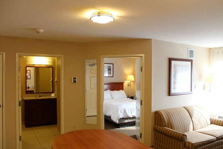 Hotel Candlewood Suites Airport