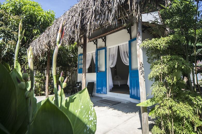 Hotel Cashew Tree Bungalow