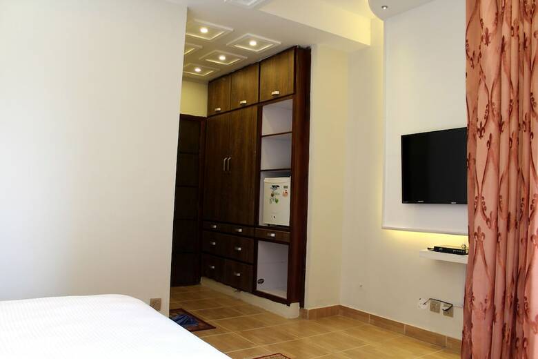 Hotel Luxes Inn