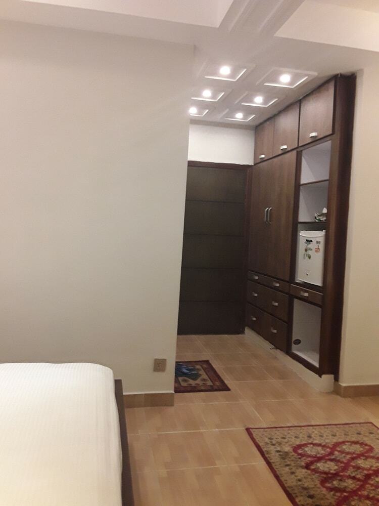 Hotel Luxes Inn