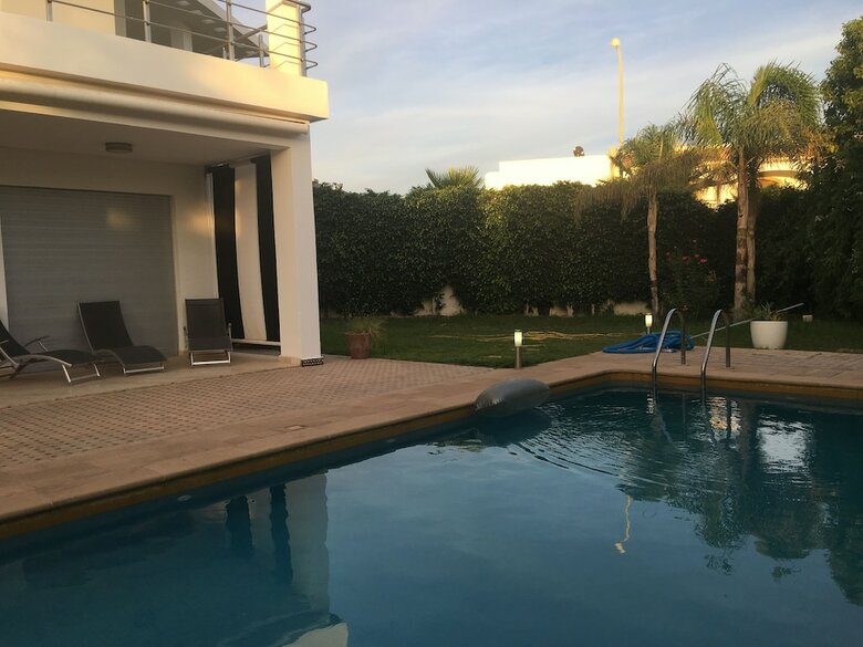 Luxurious 5 Bedrooms Villa Ref Hi51053