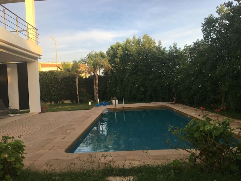 Luxurious 5 Bedrooms Villa Ref Hi51053