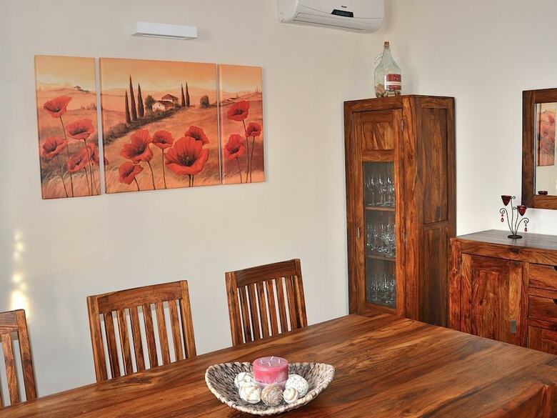 Villa Sybille With Pool And Lake View