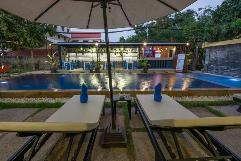 Hostal The Local Time Village
