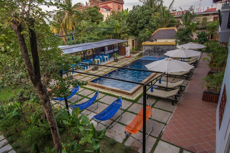 Hostal The Local Time Village