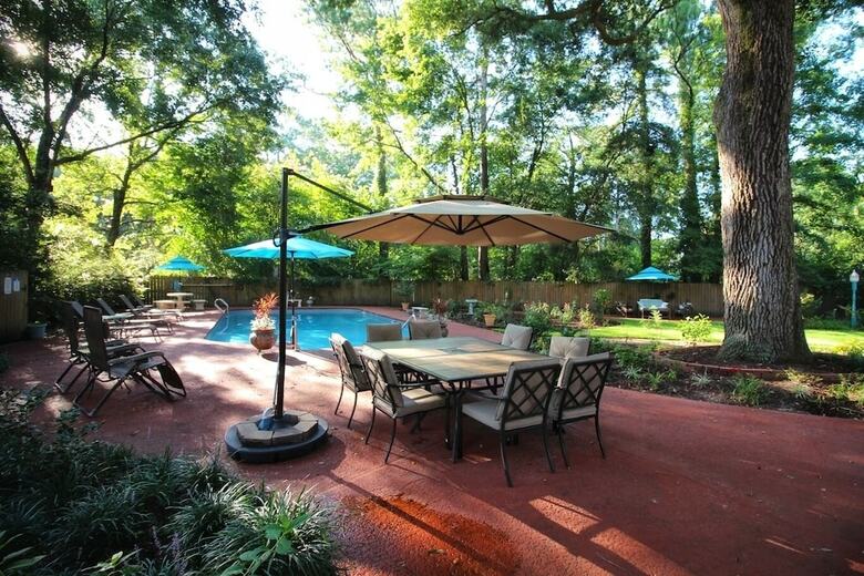 Bed & Breakfast Tudor Oaks Inn