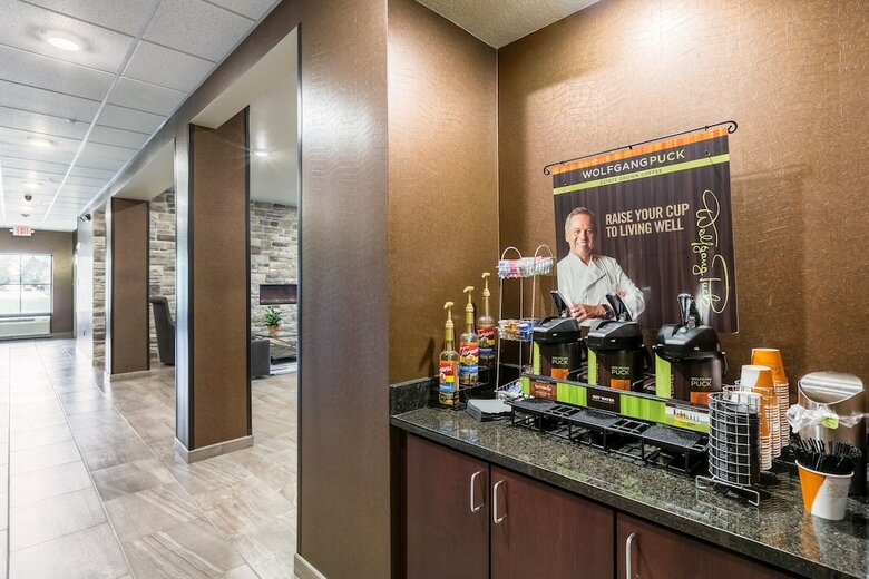 Cobblestone Hotel & Suites - Hartford