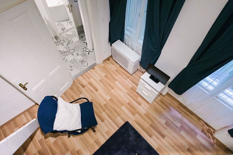 Dfive Apartments - Golden Hand