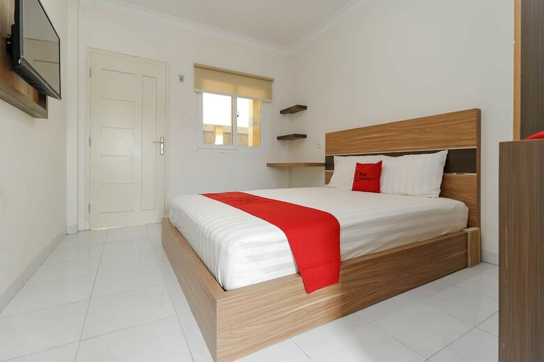 Hotel Reddoorz Plus Near Palembang Square Mall