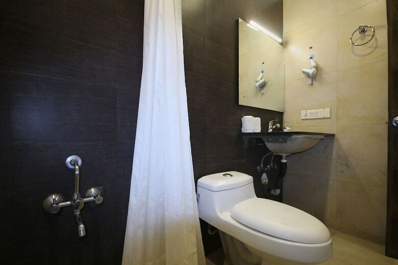 Hotel Oyo 7463 Leo Suites