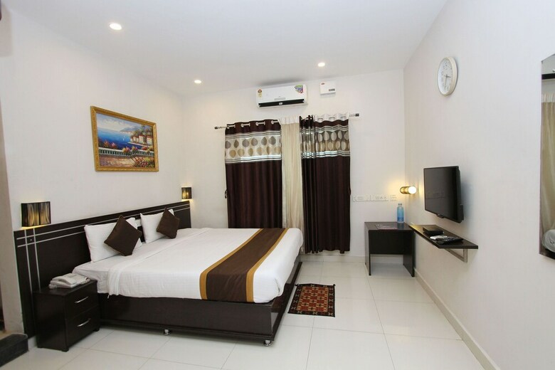 Hotel Oyo 7463 Leo Suites