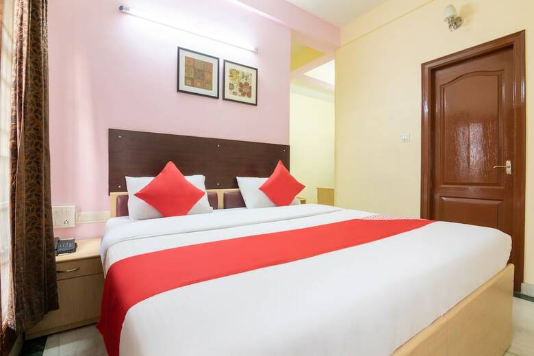 Hotel Oyo 5379 Crown White House