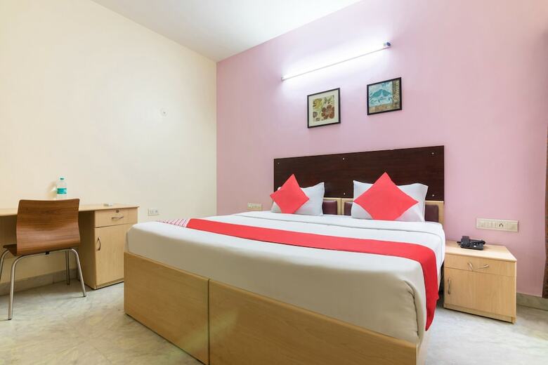 Hotel Oyo 5379 Crown White House