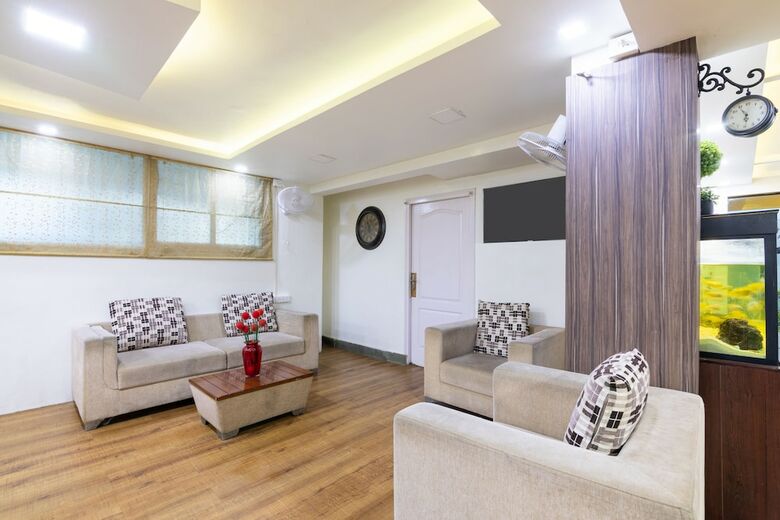Hotel Oyo 5379 Crown White House