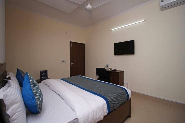 Hotel Oyo 9273 Surya Palace