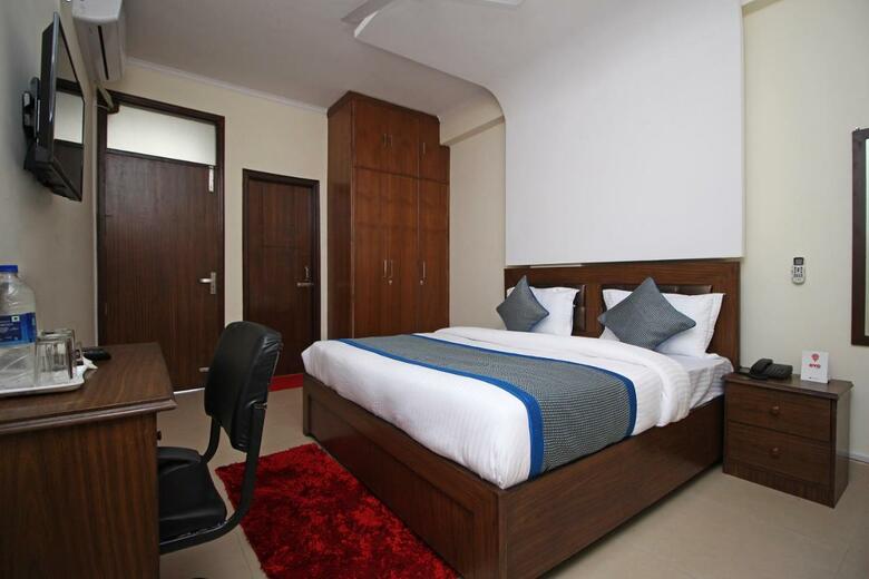 Hotel Oyo 9273 Surya Palace