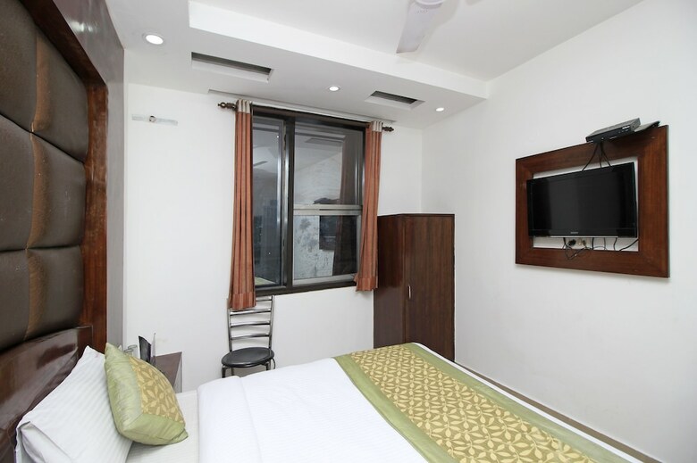 Oyo 8933 Hotel Cg International