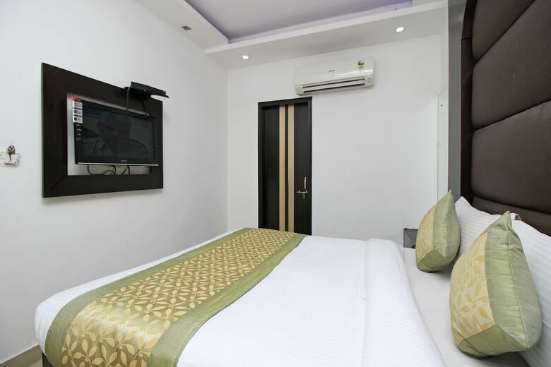 Oyo 8933 Hotel Cg International