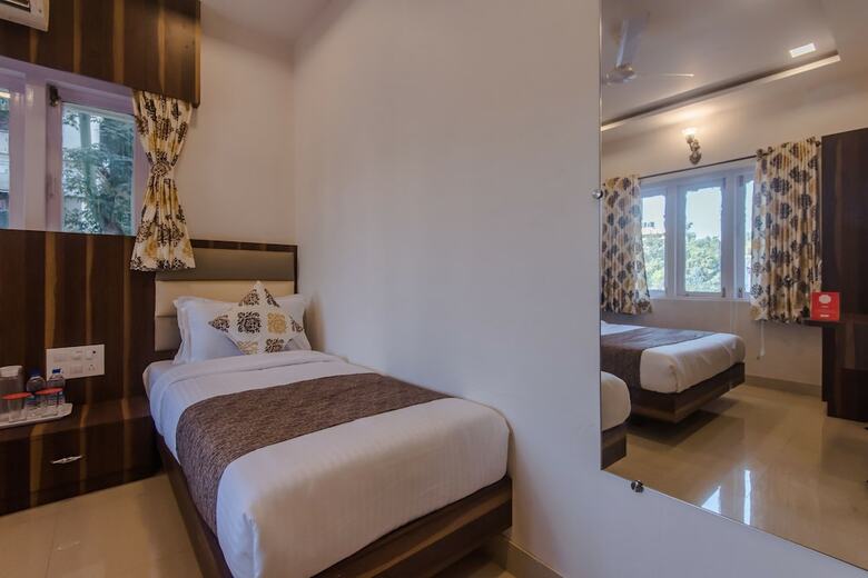 Oyo 10217 Hotel Golden Palms