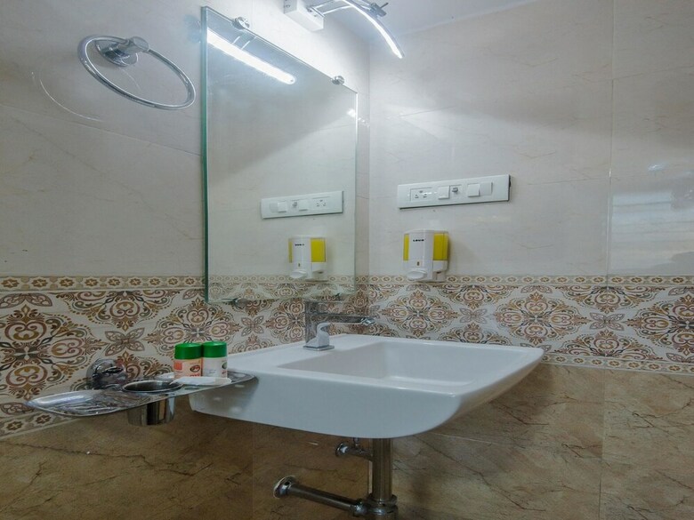 Oyo 10217 Hotel Golden Palms