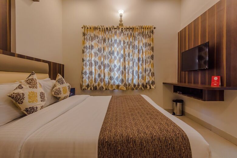 Oyo 10217 Hotel Golden Palms