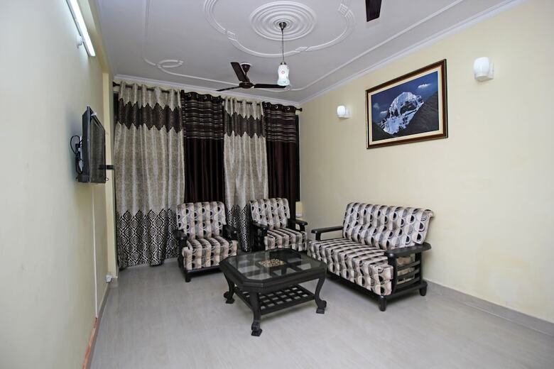 Hotel Oyo 9250 Green Suits