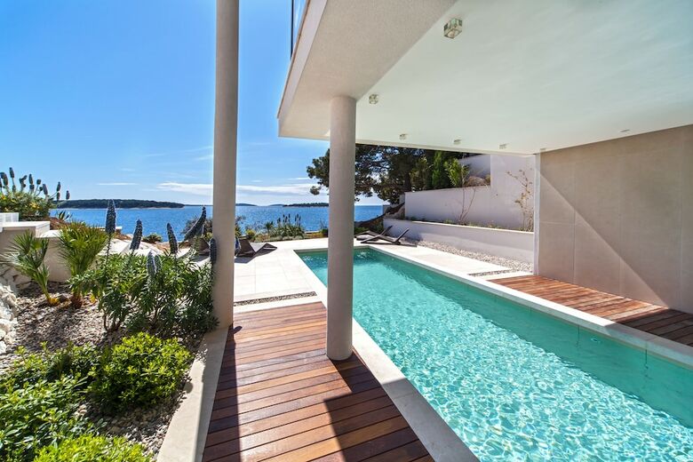 Aparthotel Golden Rays Luxury Villas