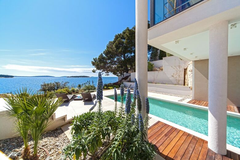 Aparthotel Golden Rays Luxury Villas