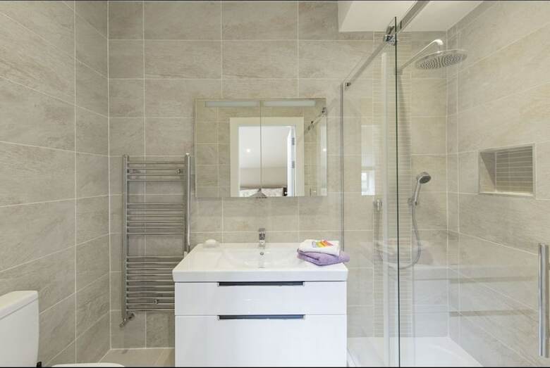 Pierce Brosnan Suite - Hiphipstay