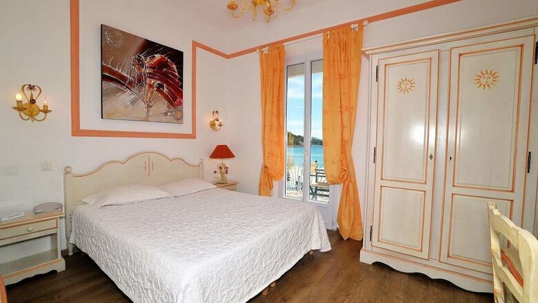 Hotel H�tel Les Flots Bleus