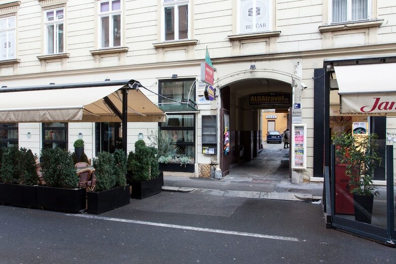 Tesla Boutique Apartments & Rooms