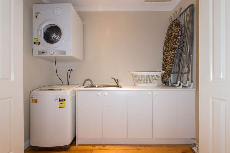 Lovely 5br House Walk To Train And Shops