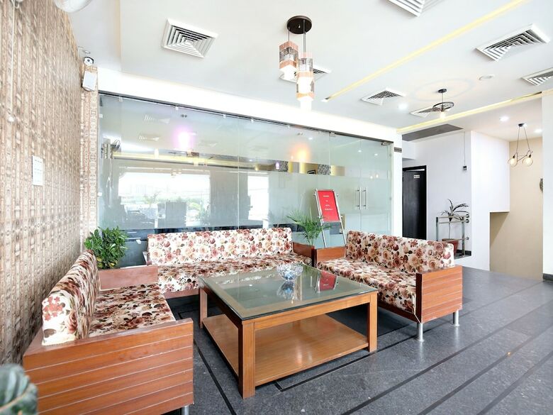 Oyo 7100 Hotel Crossroads