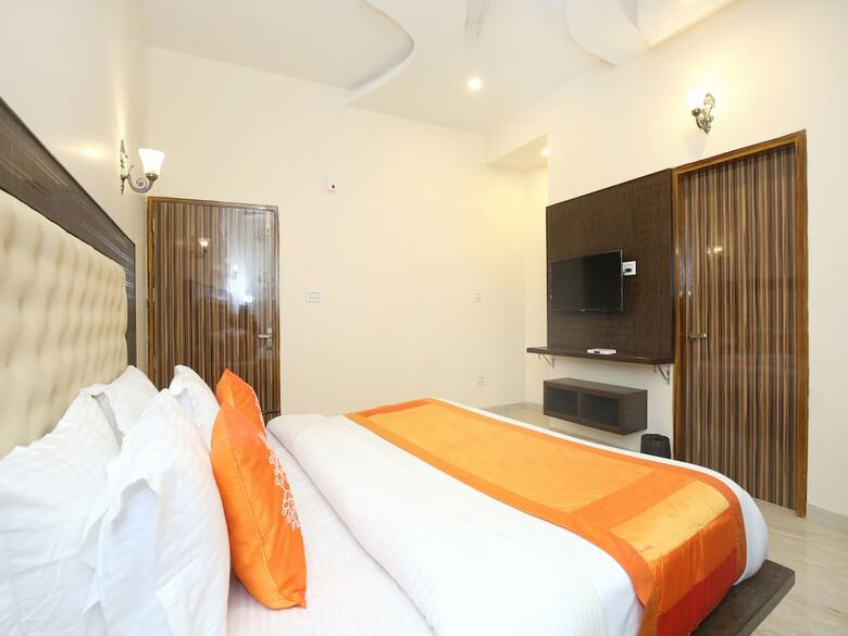 Oyo 10330 Hotel Golden Brooks