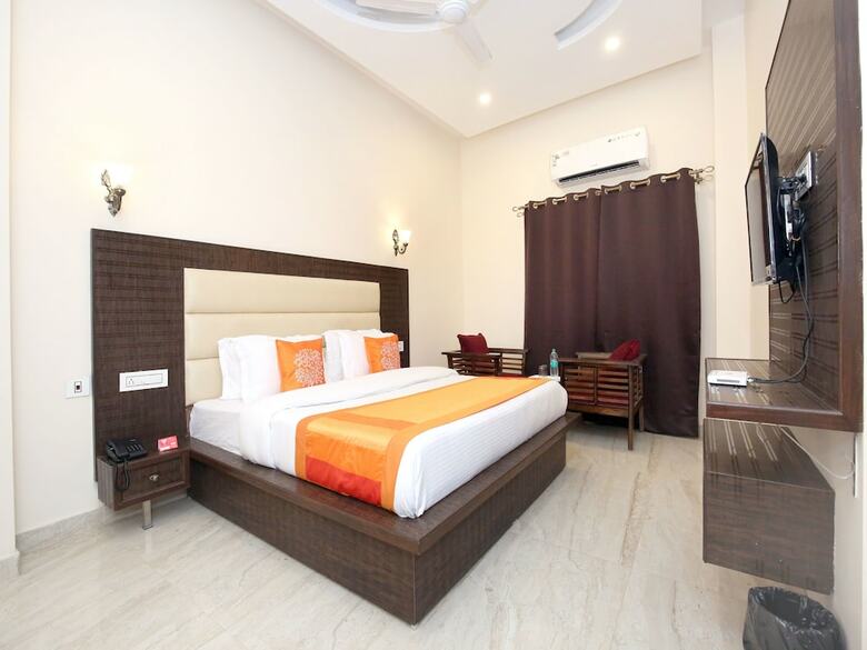 Oyo 10330 Hotel Golden Brooks