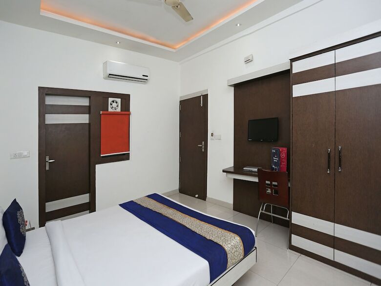 Oyo 10454 Hotel Riviera
