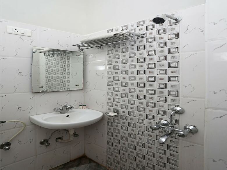 Oyo 10454 Hotel Riviera