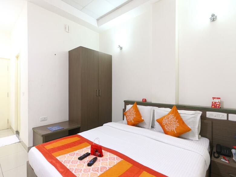 Hotel Oyo 3547 Raj Guru Residency