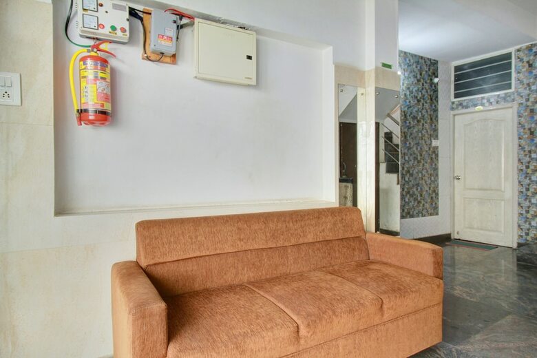 Hotel Oyo 8645 Syeds Inn